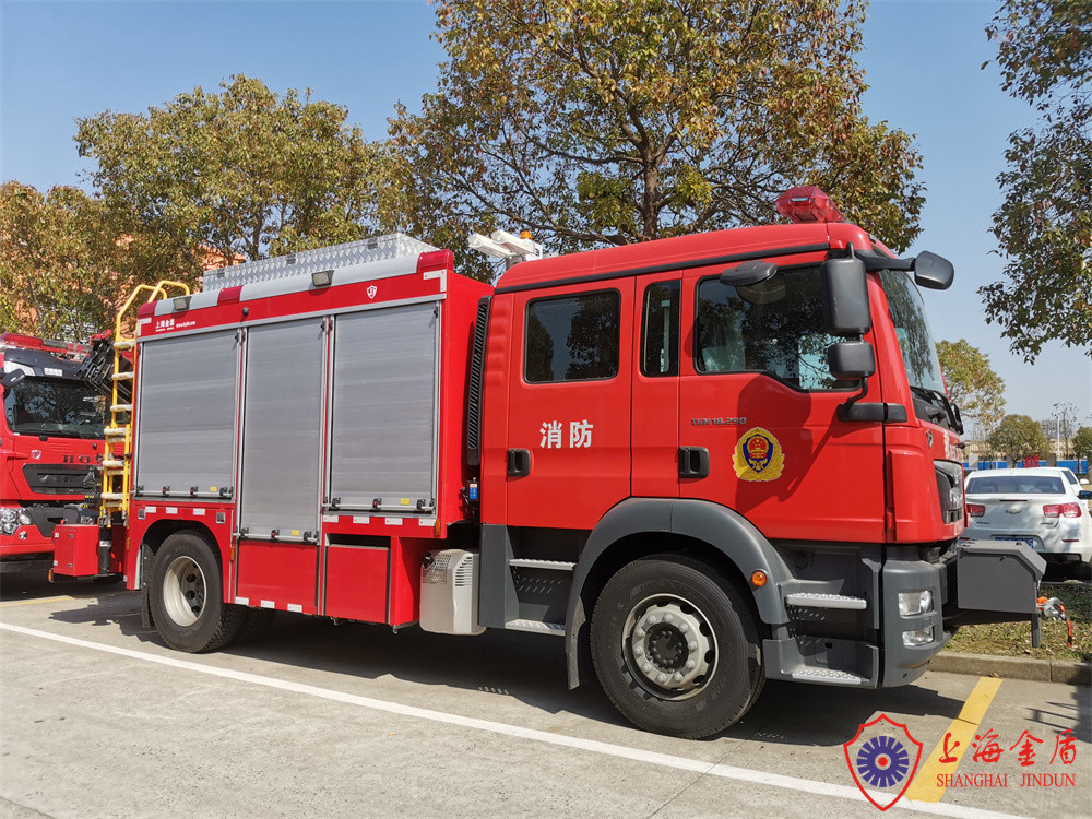 4x2 Drive 213kw Emergency Rescue Fire Truck Equipped 100 Pieces Salvage Tools
